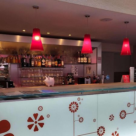 Ibis Saintes Hotel Exterior foto