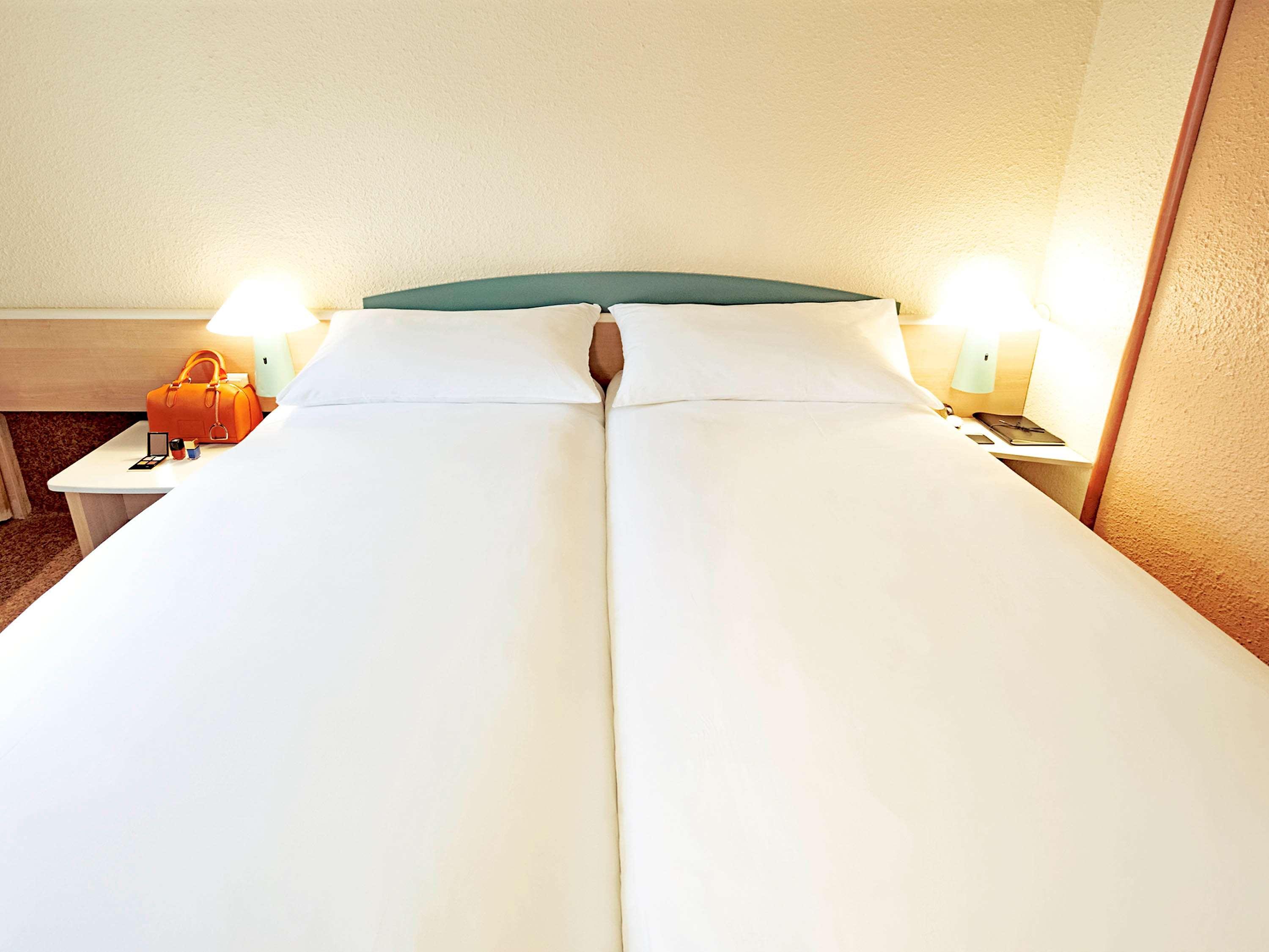 Ibis Saintes Hotel Exterior foto