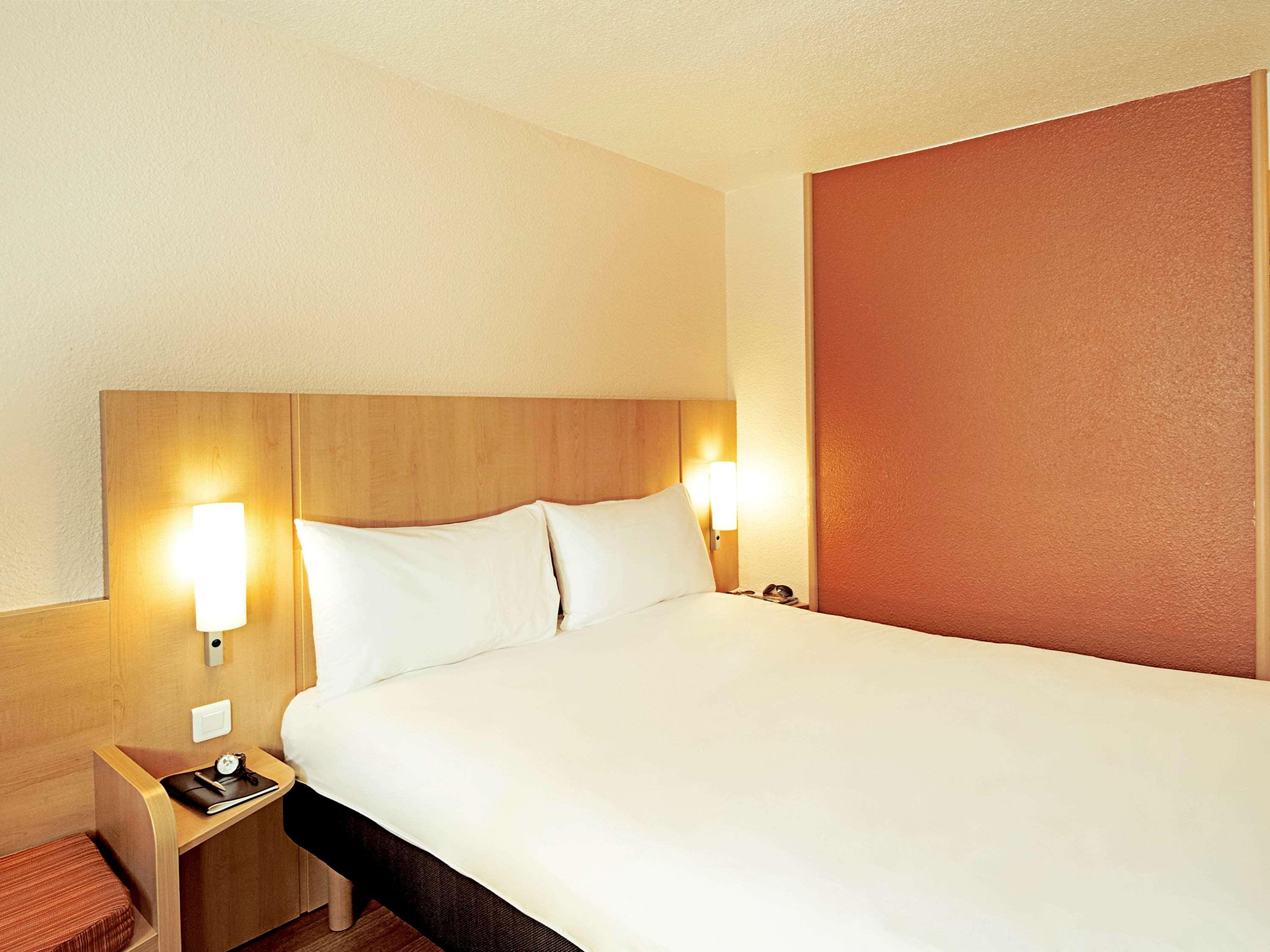 Ibis Saintes Hotel Exterior foto