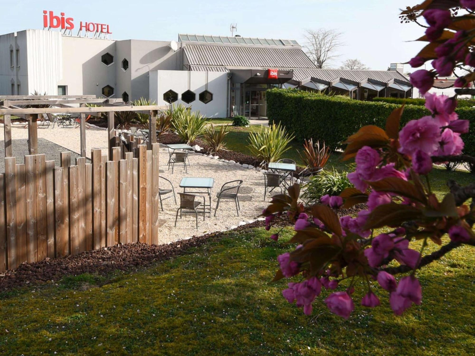 Ibis Saintes Hotel Exterior foto