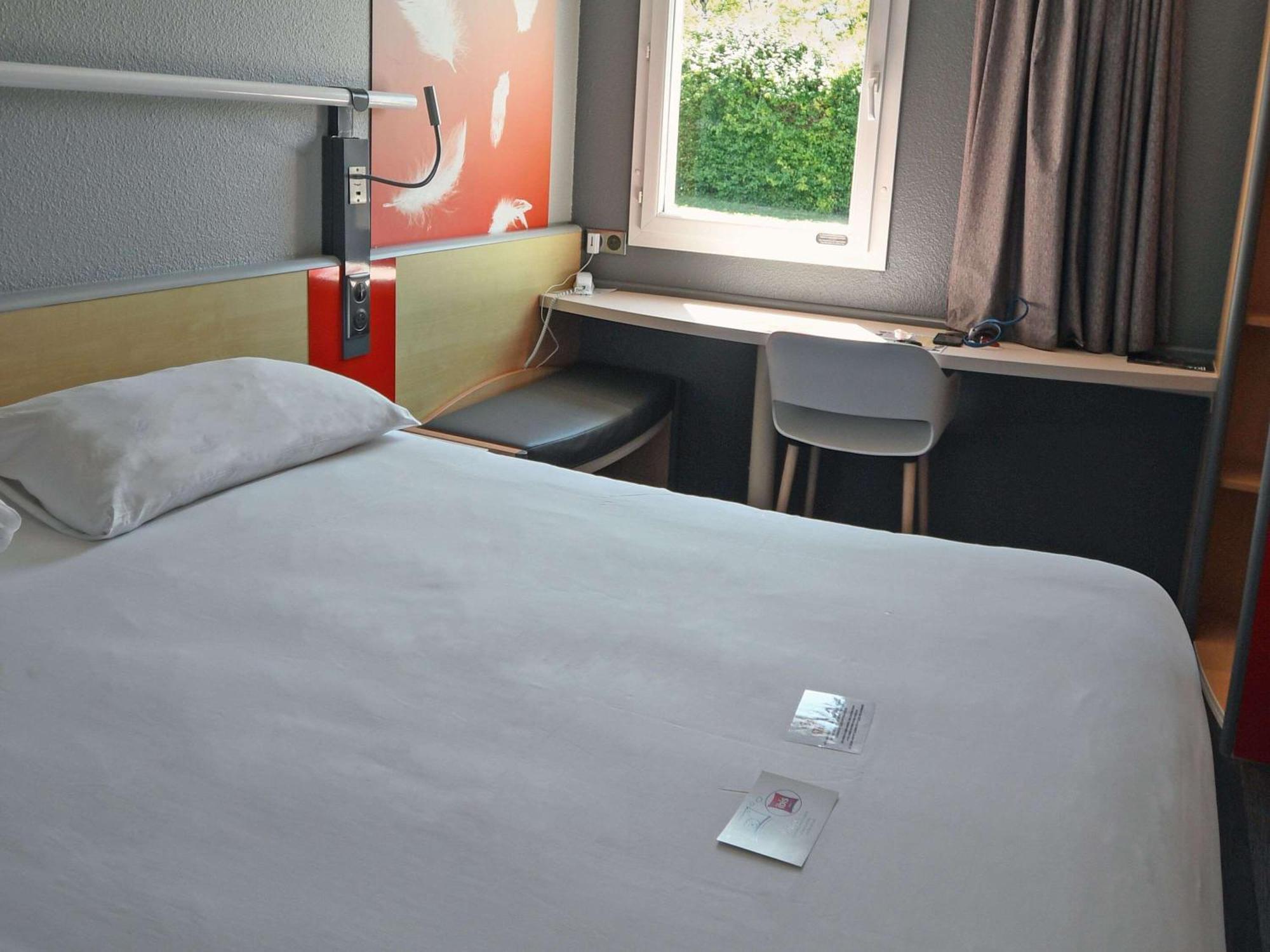 Ibis Saintes Hotel Exterior foto